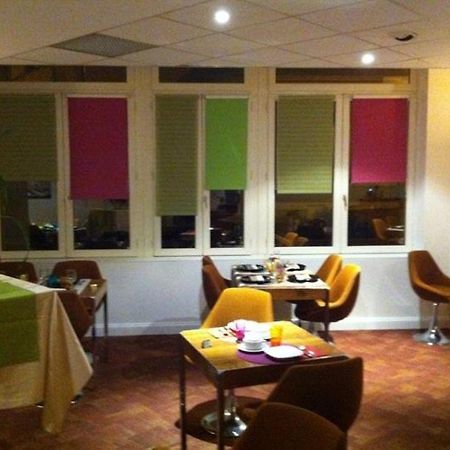Logis Hotel De France Restaurant Le Lucullus 몽모리옹 외부 사진