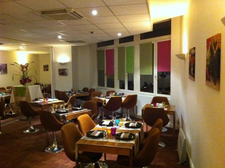 Logis Hotel De France Restaurant Le Lucullus 몽모리옹 외부 사진