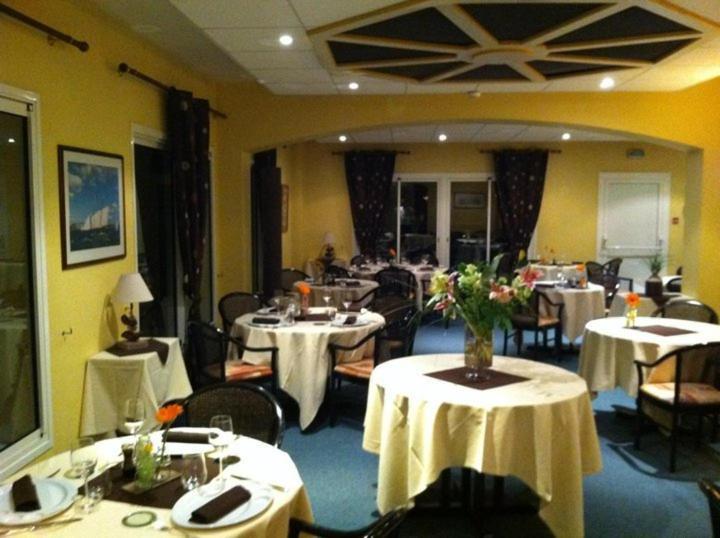Logis Hotel De France Restaurant Le Lucullus 몽모리옹 외부 사진