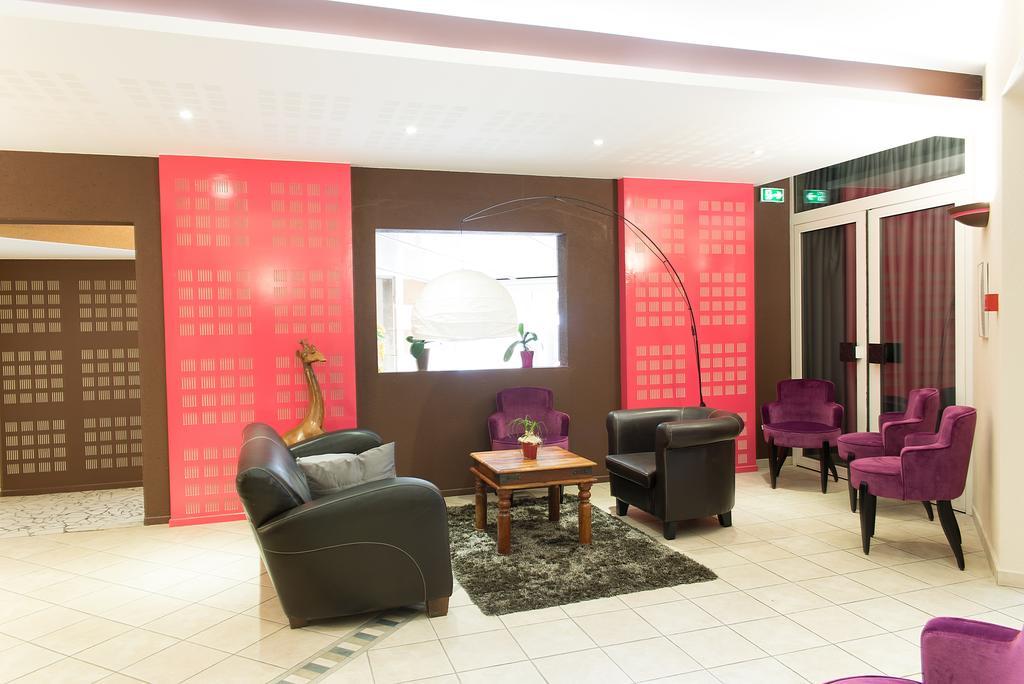 Logis Hotel De France Restaurant Le Lucullus 몽모리옹 외부 사진