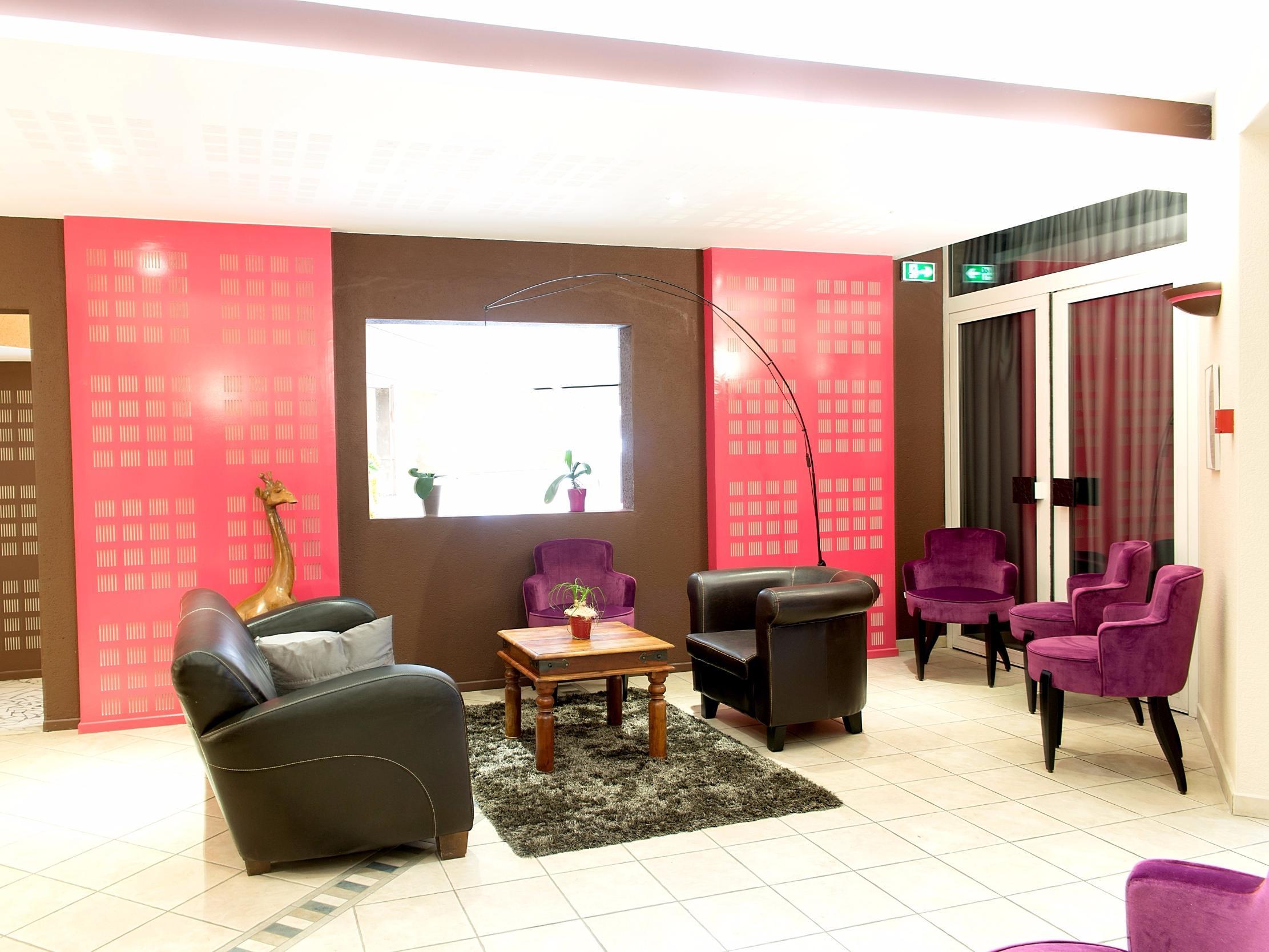 Logis Hotel De France Restaurant Le Lucullus 몽모리옹 외부 사진