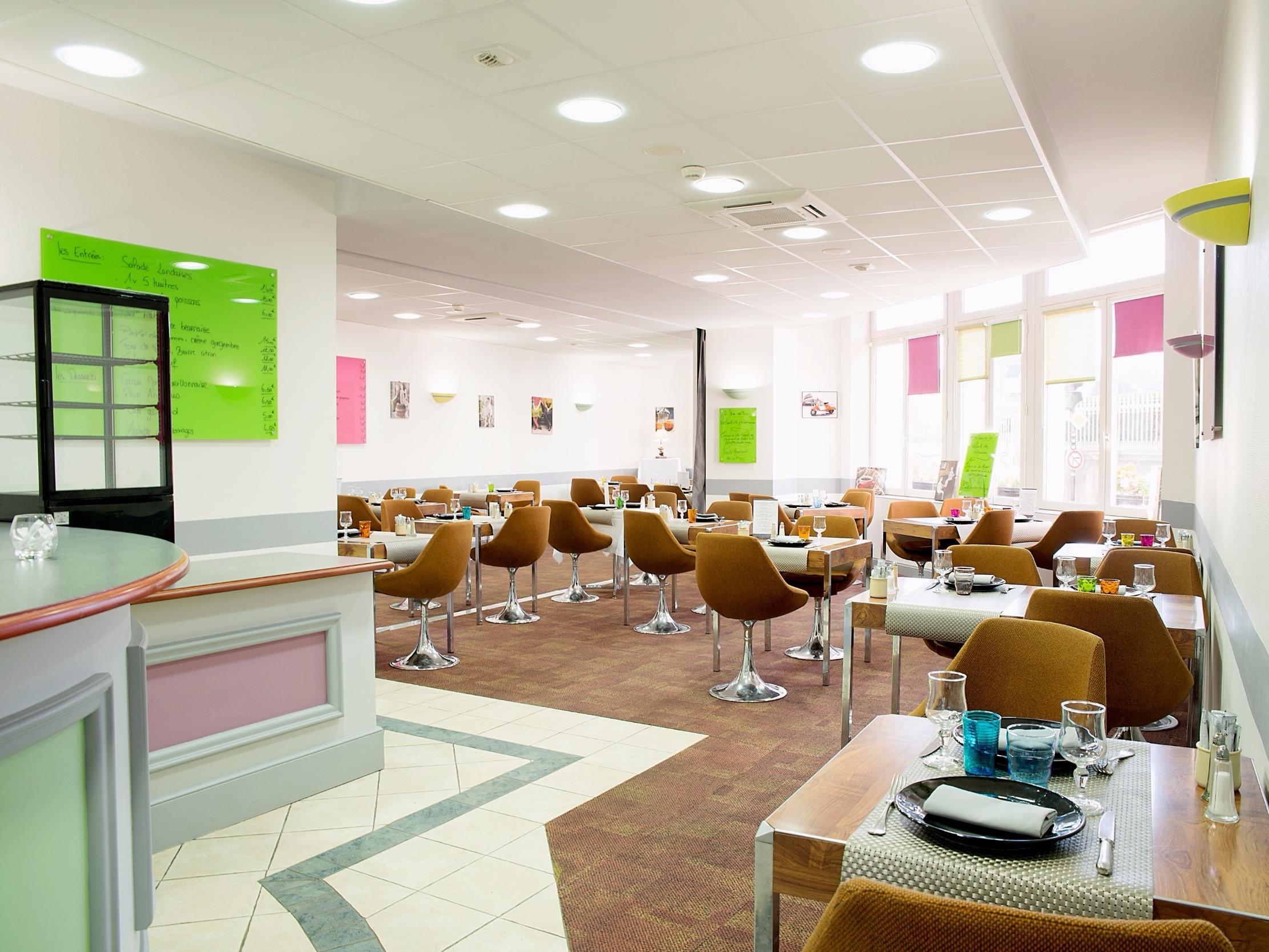 Logis Hotel De France Restaurant Le Lucullus 몽모리옹 외부 사진