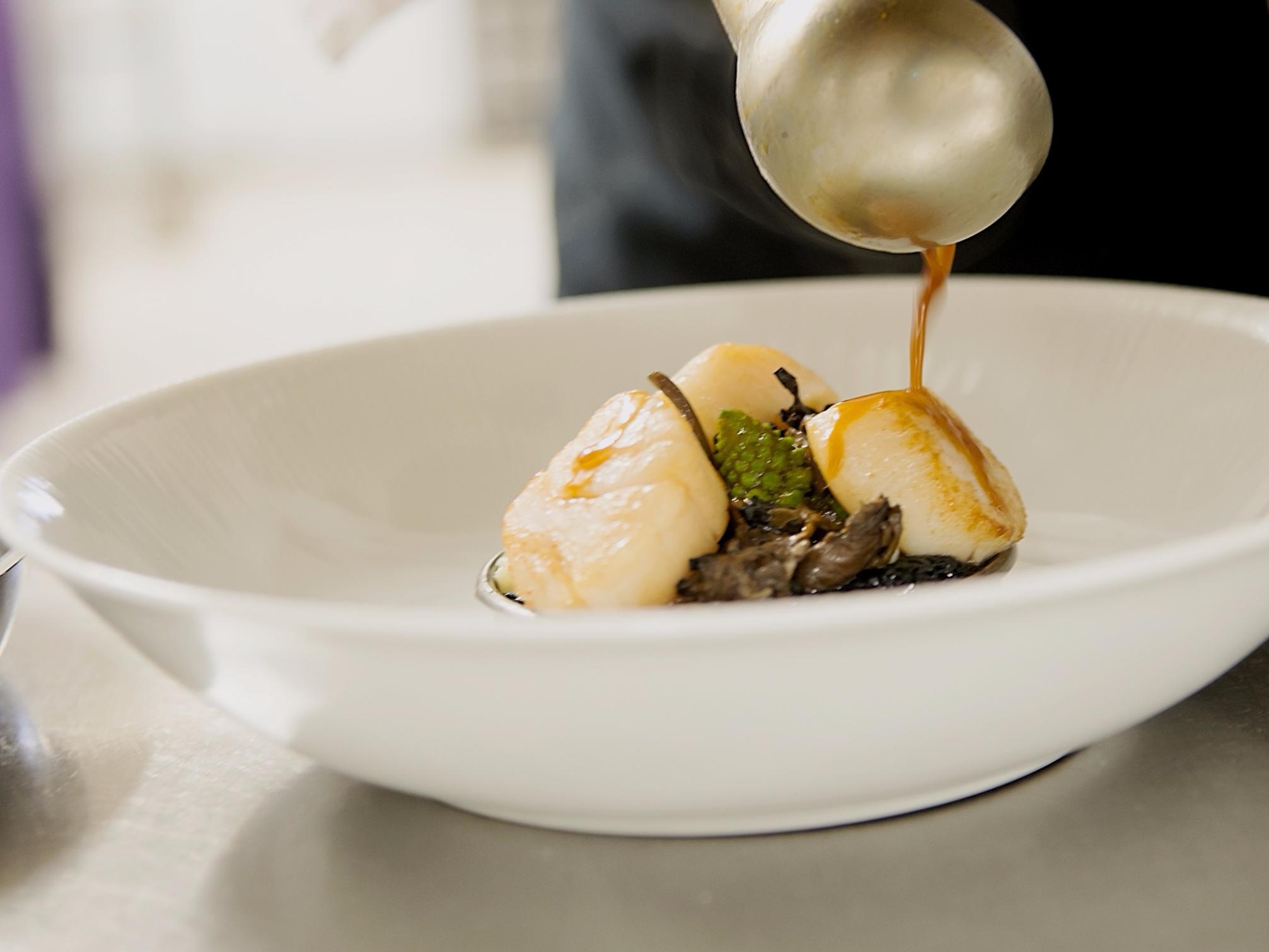 Logis Hotel De France Restaurant Le Lucullus 몽모리옹 외부 사진