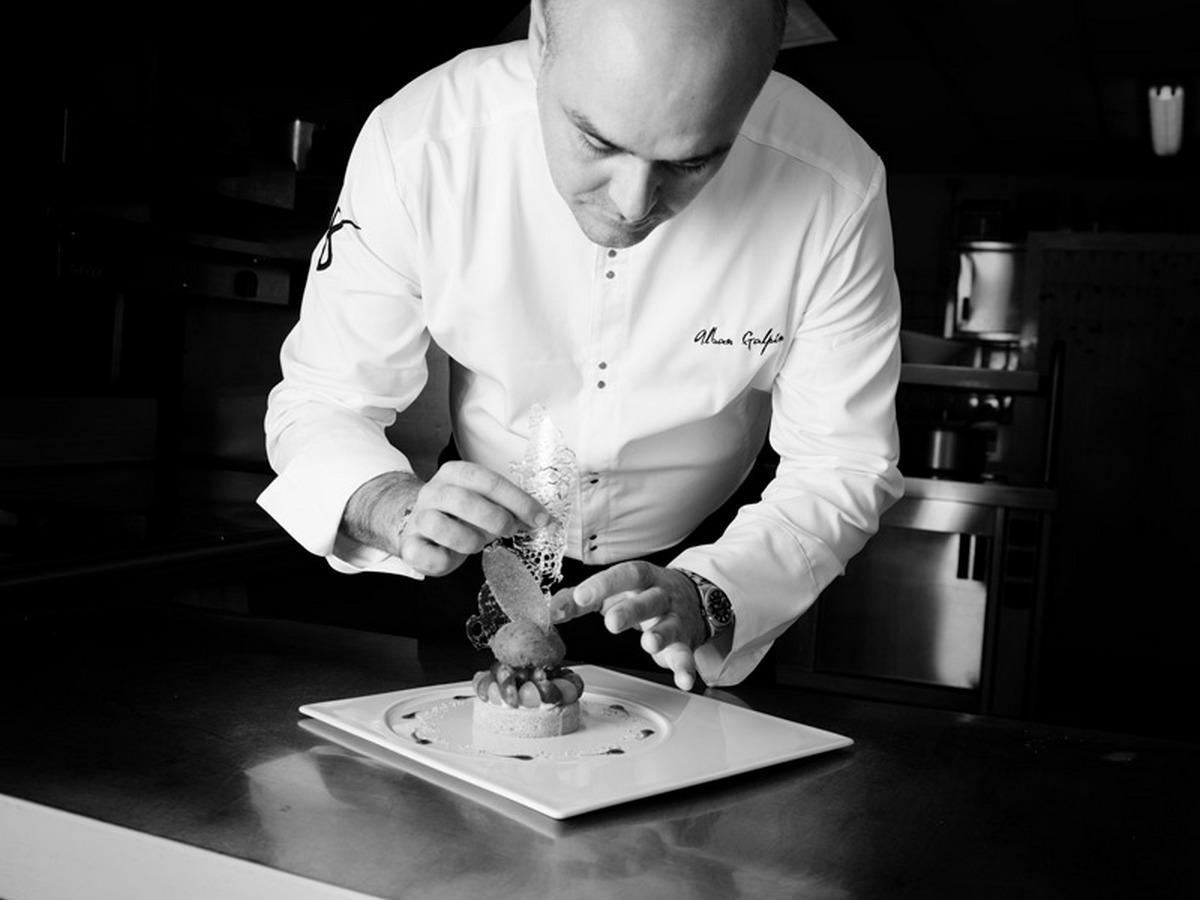 Logis Hotel De France Restaurant Le Lucullus 몽모리옹 외부 사진