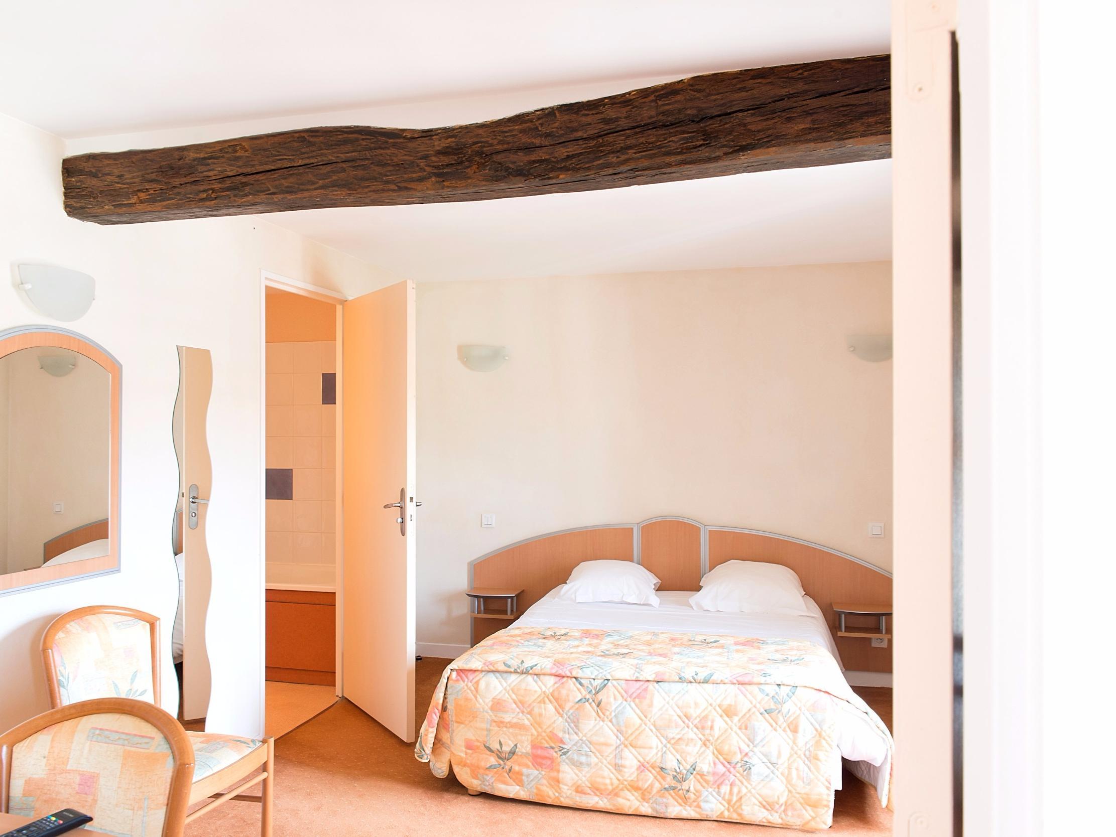 Logis Hotel De France Restaurant Le Lucullus 몽모리옹 외부 사진