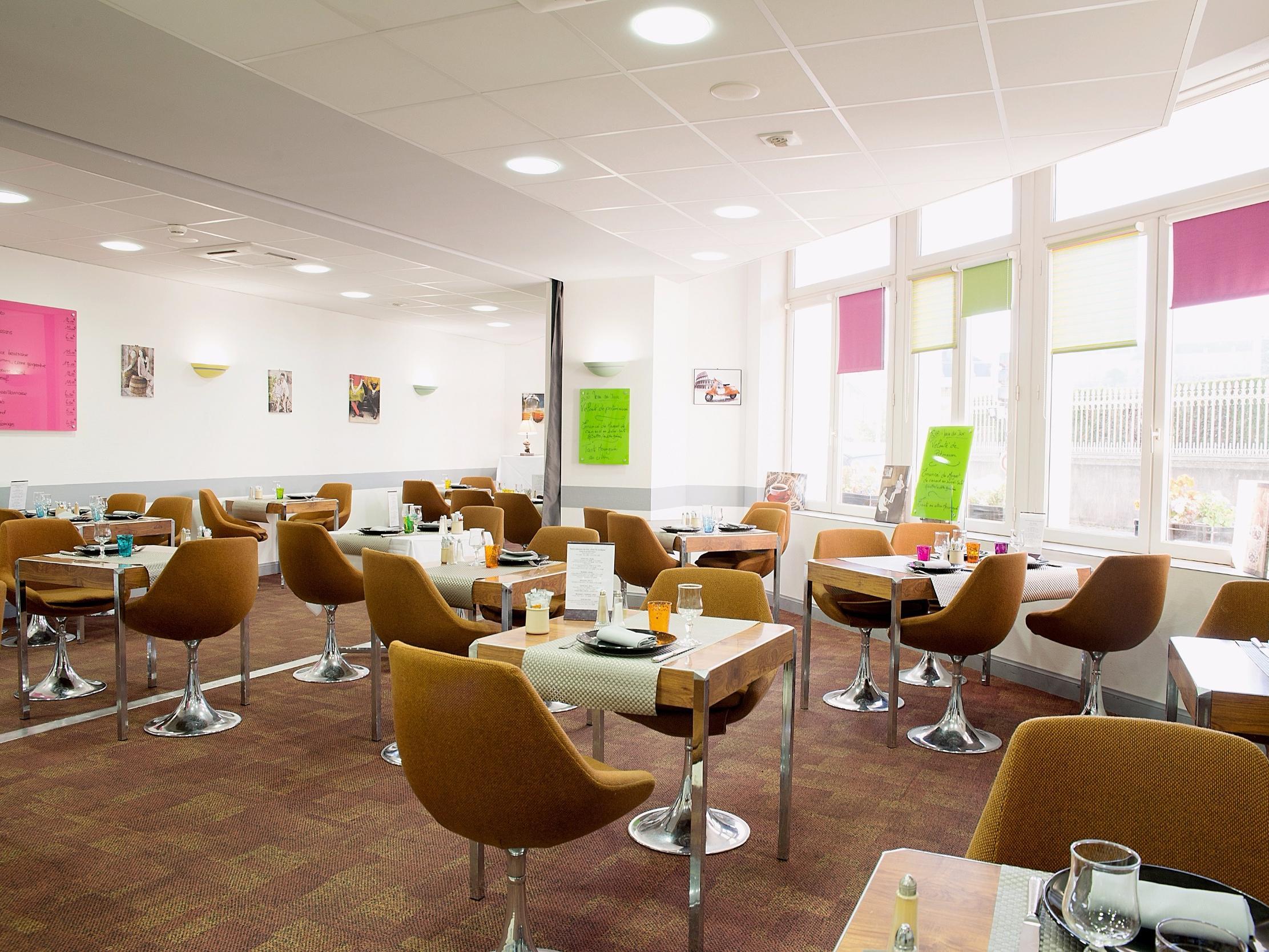 Logis Hotel De France Restaurant Le Lucullus 몽모리옹 외부 사진