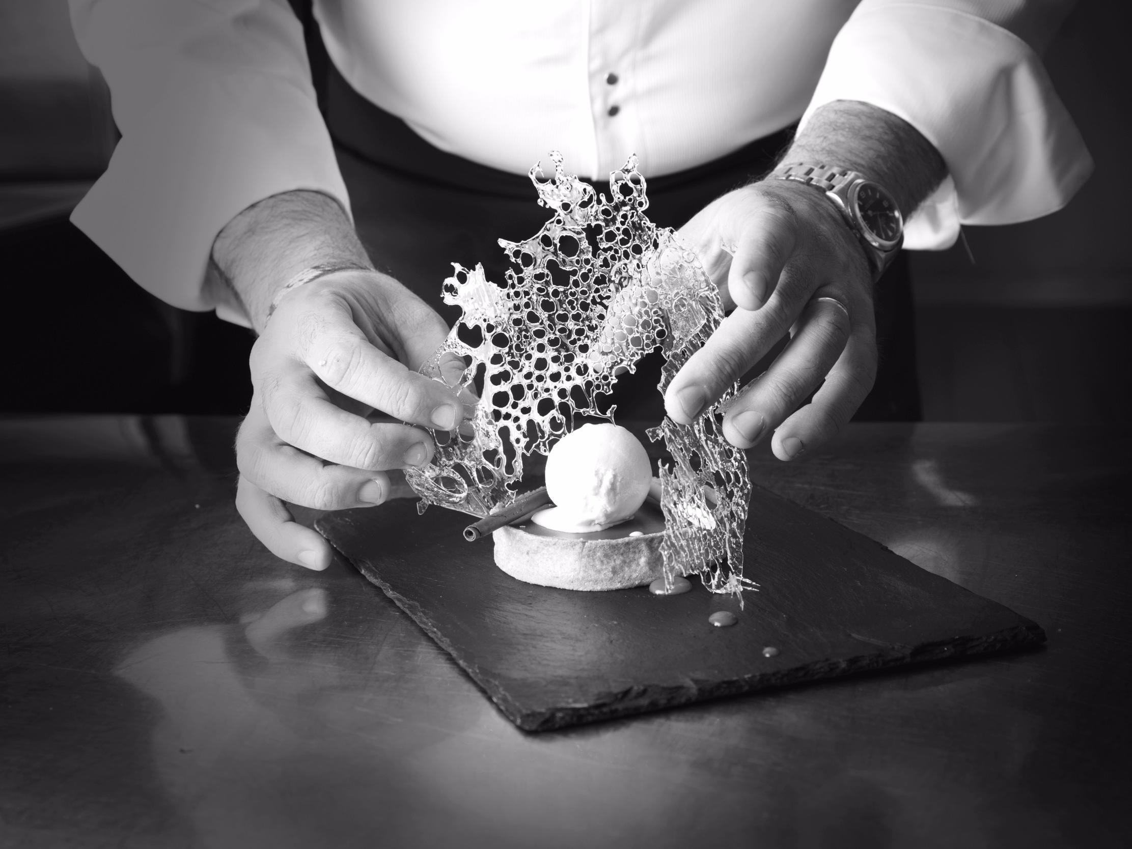 Logis Hotel De France Restaurant Le Lucullus 몽모리옹 외부 사진