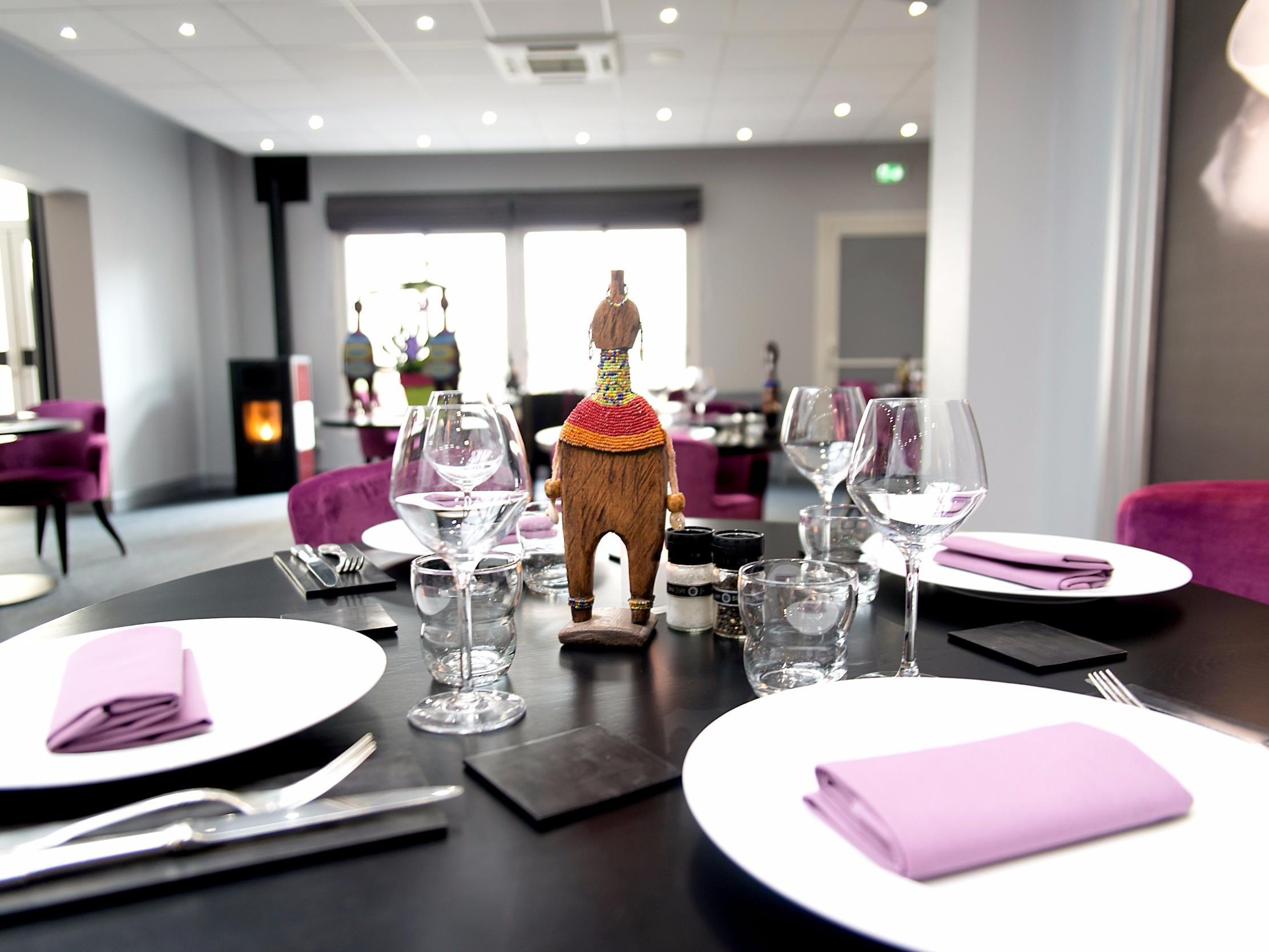 Logis Hotel De France Restaurant Le Lucullus 몽모리옹 외부 사진