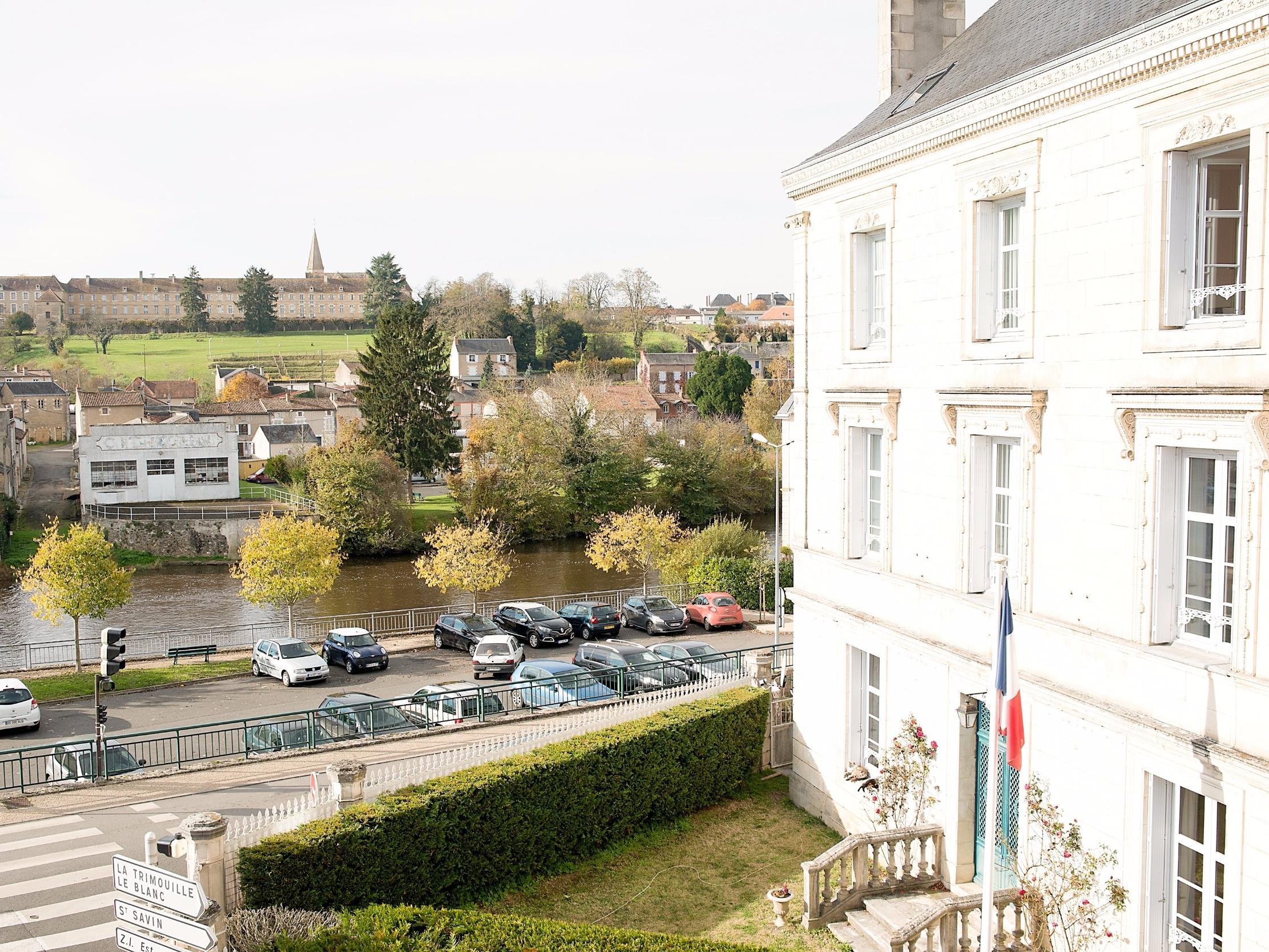 Logis Hotel De France Restaurant Le Lucullus 몽모리옹 외부 사진