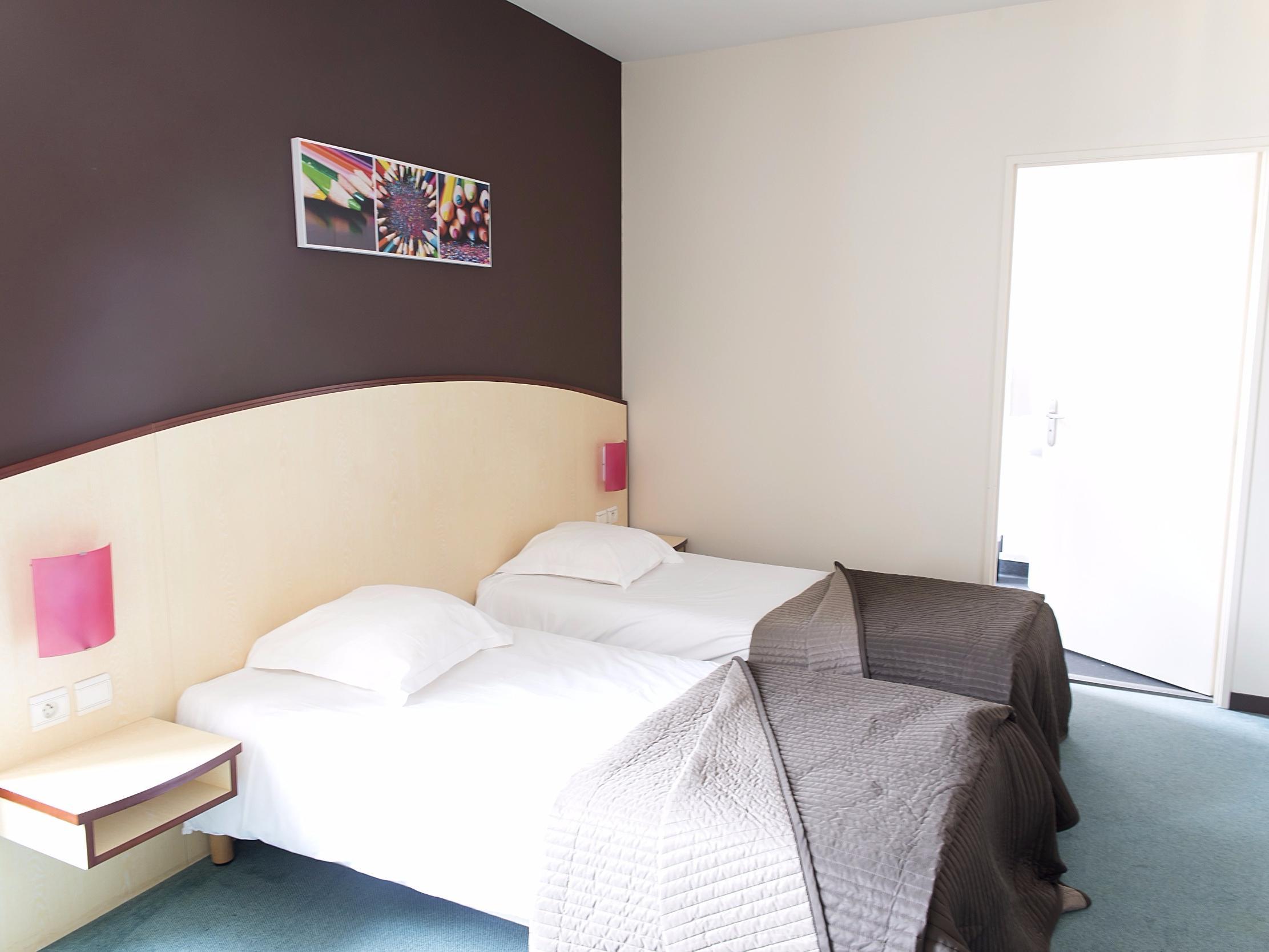 Logis Hotel De France Restaurant Le Lucullus 몽모리옹 외부 사진