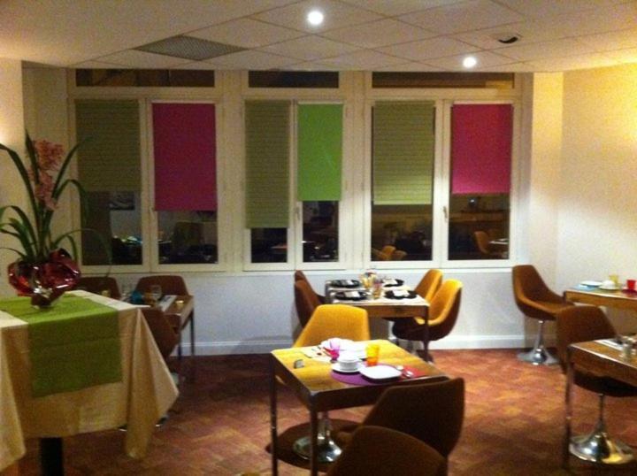Logis Hotel De France Restaurant Le Lucullus 몽모리옹 외부 사진