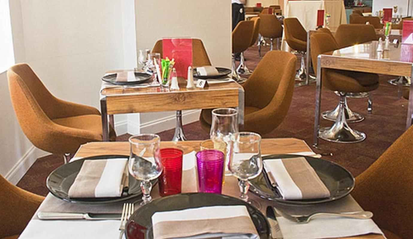 Logis Hotel De France Restaurant Le Lucullus 몽모리옹 외부 사진