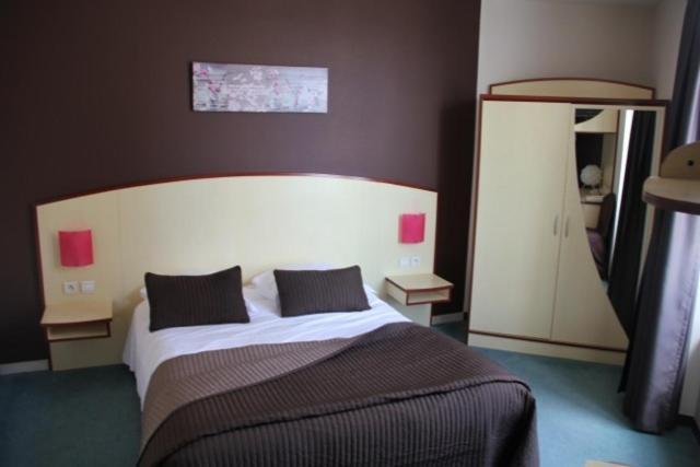 Logis Hotel De France Restaurant Le Lucullus 몽모리옹 객실 사진