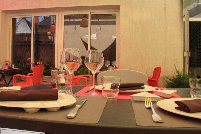 Logis Hotel De France Restaurant Le Lucullus 몽모리옹 외부 사진
