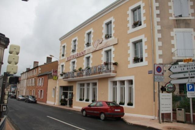 Logis Hotel De France Restaurant Le Lucullus 몽모리옹 외부 사진