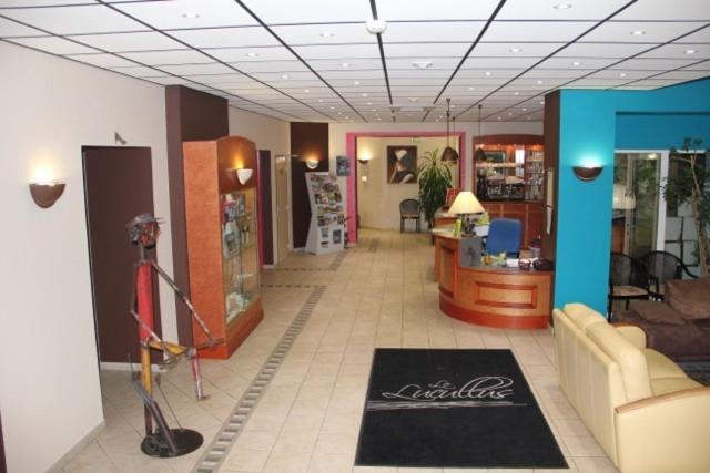 Logis Hotel De France Restaurant Le Lucullus 몽모리옹 외부 사진