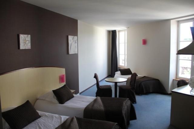 Logis Hotel De France Restaurant Le Lucullus 몽모리옹 객실 사진